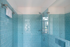 Shower, hair dryer, towels - GuestReady - Porto Wine District Penthouse (Vila Nova de Gaia)