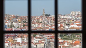 Vista de una ciudad a través de una ventana con diseño de cuadrícula.