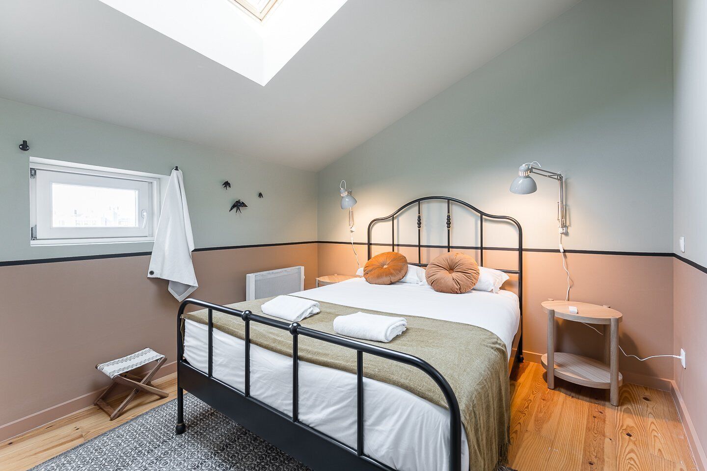 2 bedrooms, iron/ironing board, internet, bed sheets