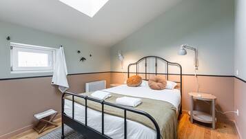 2 bedrooms, iron/ironing board, internet, bed sheets