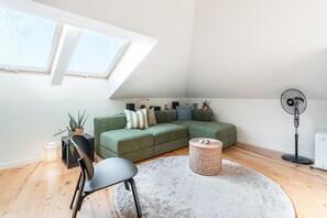 TV - GuestReady - Spacious and modern Apt W/ Skylight (Porto)