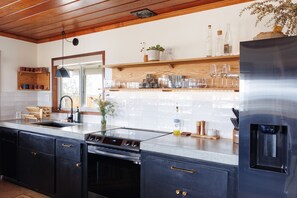 Frigorifero, microonde, forno, piano cottura