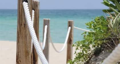 Little Charm-Close to Anna Maria Island, IMG Academy and GT Bray Park.