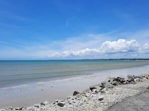 A beach with clear skies, calm waters, and a rocky shoreline. - Beautiful house in Porto Seguro, 100 meters from Taperapuan beach. (Porto Seguro)