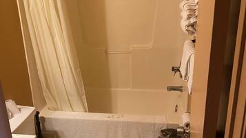 Kamar Basic | Kamar mandi | Shower dan handuk