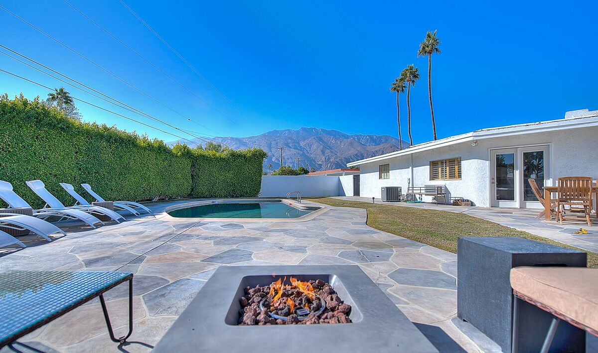 Perfect Location! Luxury, Private Pool, Hot Tub, Mountain Views!