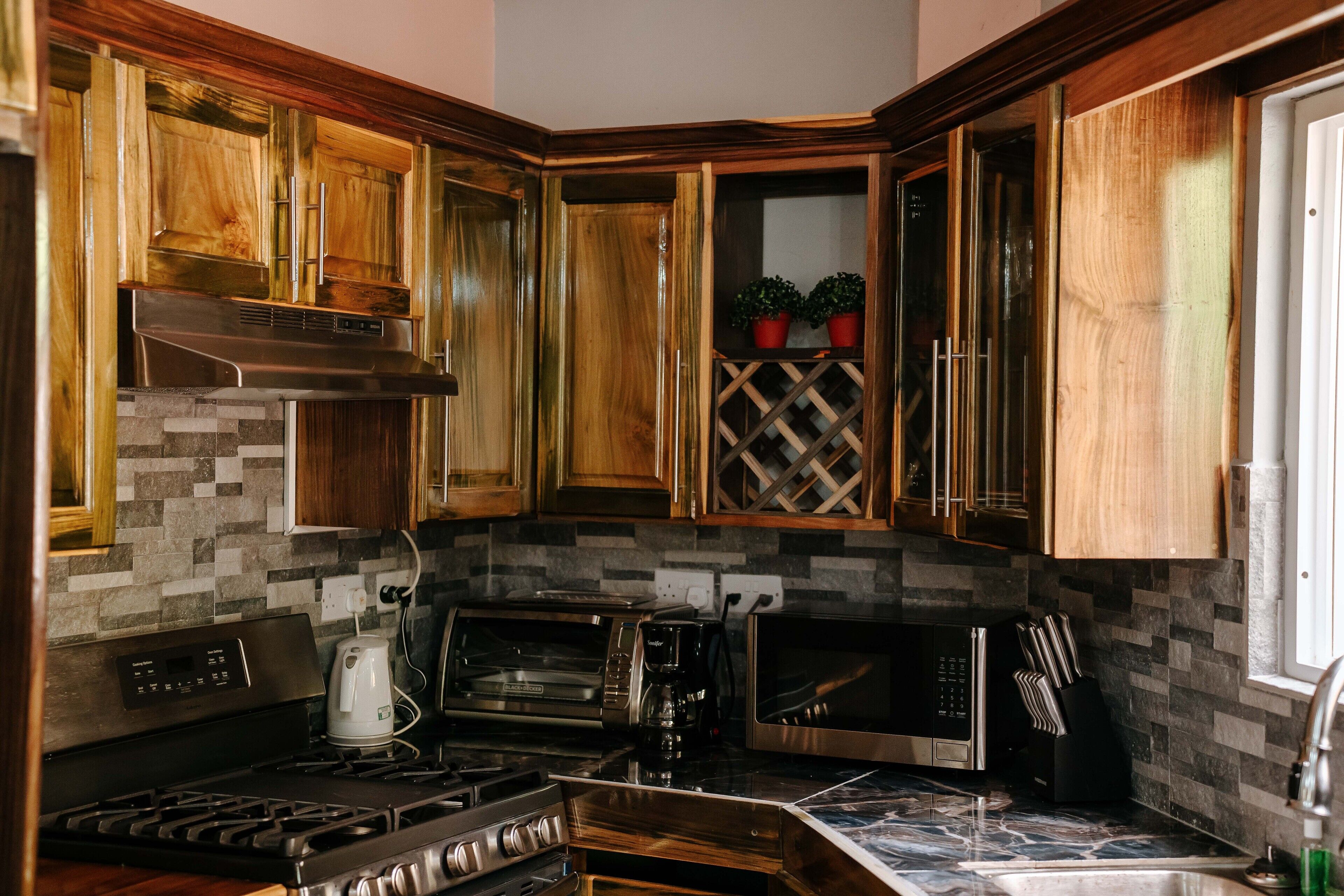 Refrigerador, microondas, horno y parrilla de estufa 