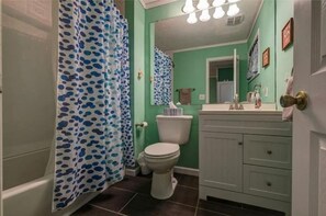 Secador de cabelo, toalhas de banho, sabonete, shampoo