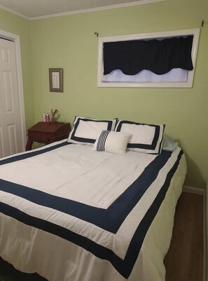 3 quartos, escrivaninha, ferros/tábuas de passar roupa, berço de viagem