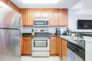 Refrigerador, horno, parrilla de estufa y lavavajillas 