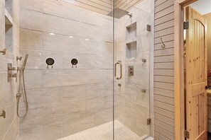 Combined shower/bathtub, towels - Spacious Mountain Home Near Skiing (Blowing Rock)