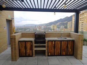 Deluxe Double Room | Living area | 50-inch Smart TV with cable channels, TV, Netflix - ApartaSuite -Centro Internacional-Mitika (Bogotá)