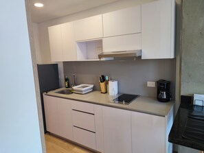 Deluxe Double Room | Private kitchen | Full-sized fridge, microwave, stovetop, coffee/tea maker - ApartaSuite -Centro Internacional-Mitika (Bogotá)