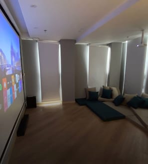 Chambre Deluxe double | Aire de séjour | Téléviseur connecté de 50 po avec télévision par câble, téléviseur