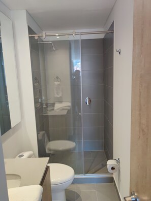 Deluxe Double Room | Bathroom | Shower, rainfall showerhead, soap, toilet paper - ApartaSuite -Centro Internacional-Mitika (Bogotá)