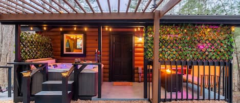 Outdoor spa tub