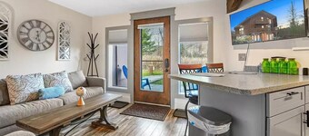 Quaint beautiful new reno 1 bed, 1 bath in Schuss Village, on the golf course