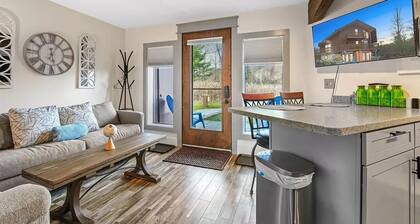 Quaint beautiful new reno 1 bed, 1 bath in Schuss Village, on the golf course