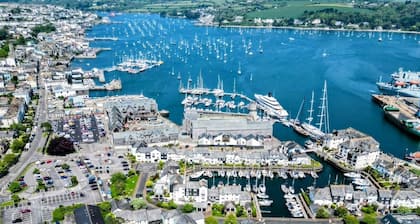 Hideaway - Exclusive marina village, town centre, parking