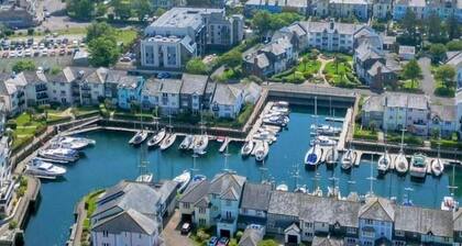 Hideaway - Exclusive marina village, town centre, parking