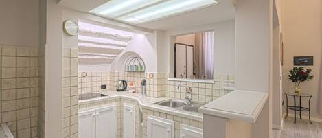 Frigorifero, microonde, forno, piano cottura