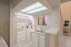 Jääkaappi, mikroaaltouuni, uuni, liesi