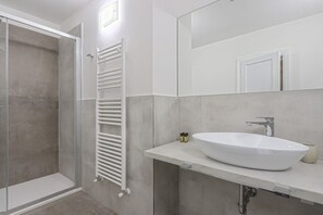 Bruser, hårtørrer, bidet, håndklæder