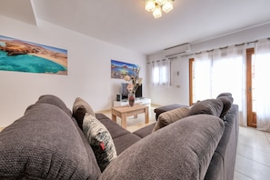 TV, table tennis - Villa Flavia - Private Pool, Jacuzzi, BBQ and Game Room By Lanzarote Vacation Home (Playa Blanca)