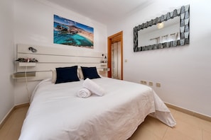 5 bedrooms, in-room safe, desk, iron/ironing board - Villa Flavia - Private Pool, Jacuzzi, BBQ and Game Room By Lanzarote Vacation Home (Playa Blanca)