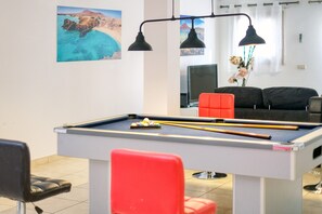 Game room - Villa Flavia - Private Pool, Jacuzzi, BBQ and Game Room By Lanzarote Vacation Home (Playa Blanca)