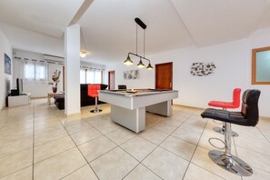 Game room - Villa Flavia - Private Pool, Jacuzzi, BBQ and Game Room By Lanzarote Vacation Home (Playa Blanca)