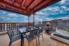 Outdoor dining - Villa Flavia - Private Pool, Jacuzzi, BBQ and Game Room By Lanzarote Vacation Home (Playa Blanca)
