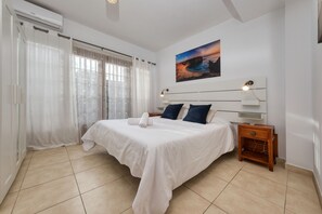 5 bedrooms, in-room safe, desk, iron/ironing board - Villa Flavia - Private Pool, Jacuzzi, BBQ and Game Room By Lanzarote Vacation Home (Playa Blanca)