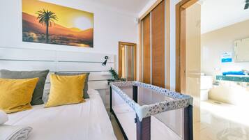 5 chambres, coffres-forts dans les chambres, bureau