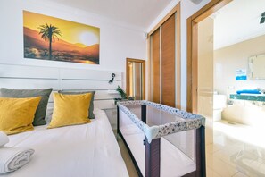 5 quartos, cofres nos quartos, escrivaninha