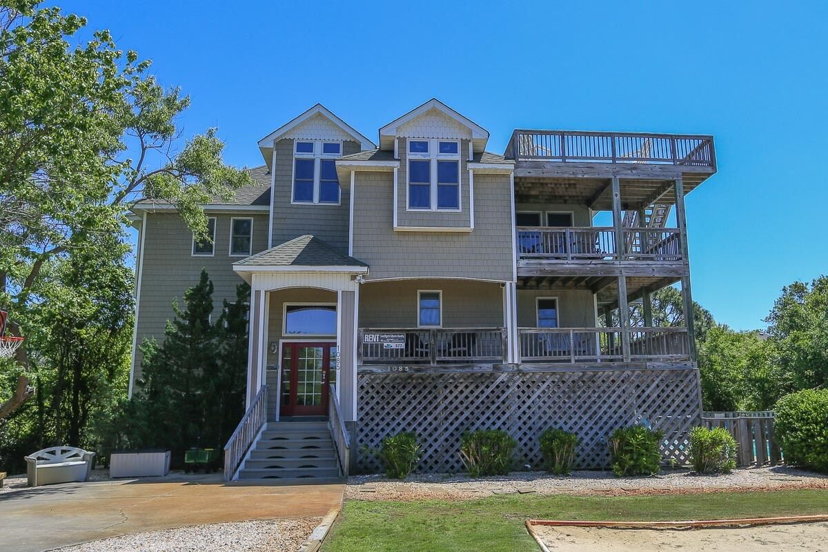 Relax in this 7BR home w/ Private Pool only 3 rows from the beautiful beaches of Corolla!