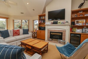 TV, fireplace, DVD player, stereo