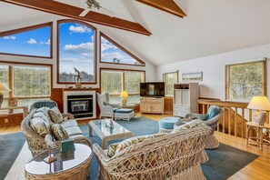 TV, console de videogame, DVD player, livros