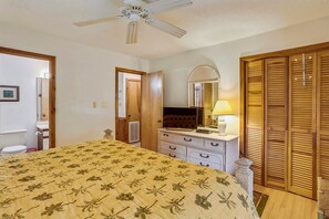 4 bedrooms, travel crib, internet, bed sheets