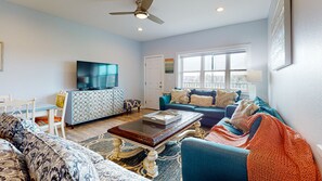 TV - Walk to Sandfest , Shared Pool, Board Walk to Beach (Port Aransas)