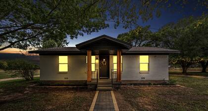 New-Rock Creek Cottage ~ Cozy & Countryside, 12 miles from Magnolia