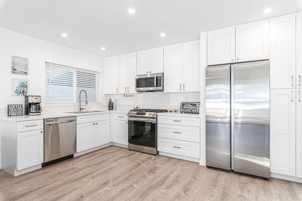 Refrigerador, microondas, horno y parrilla de estufa 