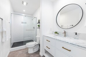 Regadera, secadora de cabello, toallas, shampoo 