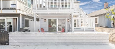 Ein zweistöckiges Haus mit Balkon, Garage und Auffahrt.