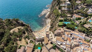 A coastal town with a beach, historic buildings, and a tower. - Codolar – Panoramic Views, Terrace & Parking (Tossa De Mar)