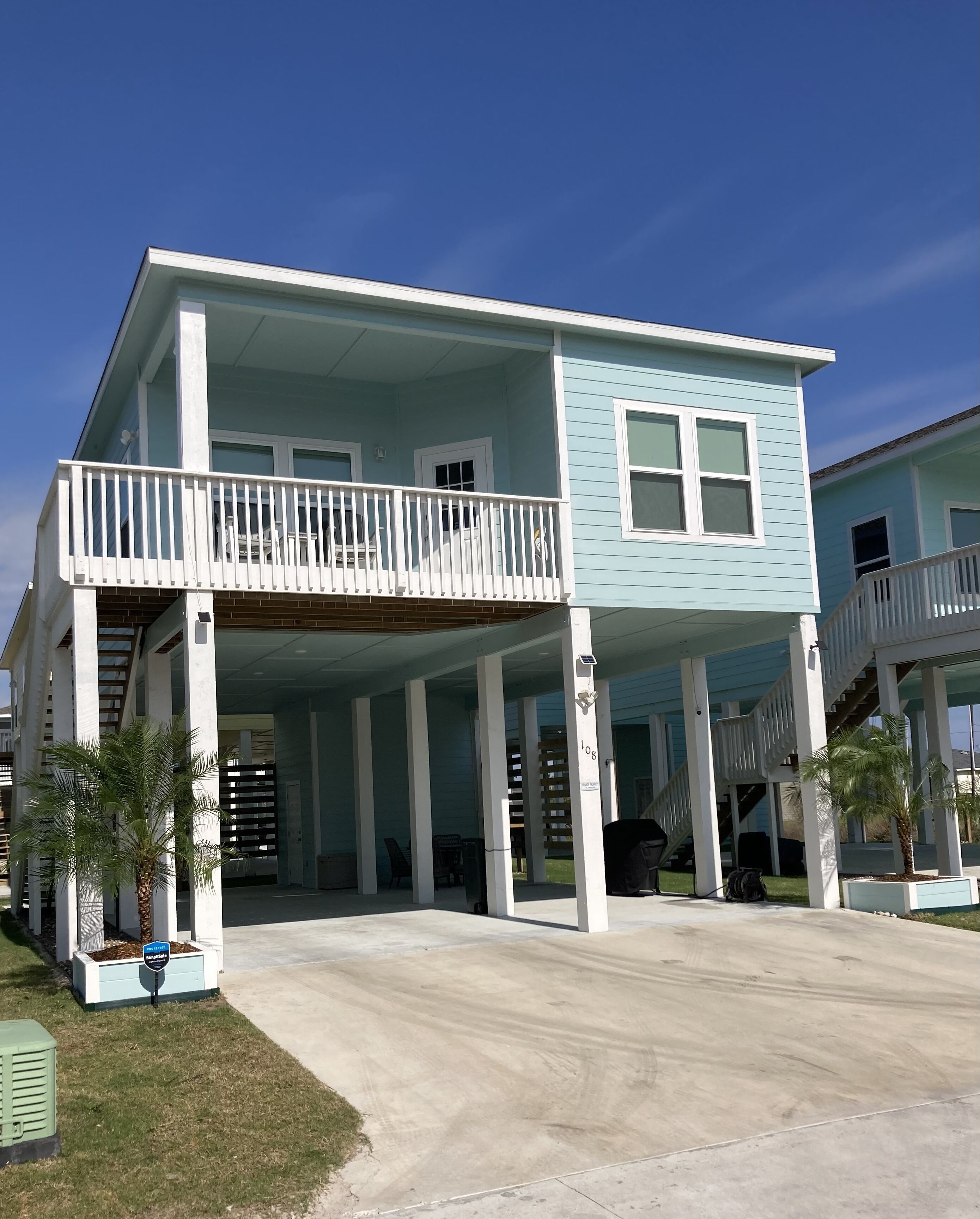 28° North - Coastal getaway with community pool in Rockport, TX