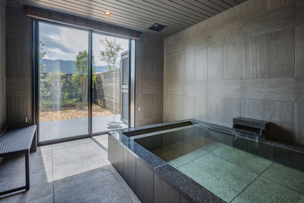 Premium-Suite, eigenes Bad, Gartenblick (Dog Friendly) | Badezimmer | Duschwanne, Quellwasserbad, kostenlose Toilettenartikel, Haartrockner