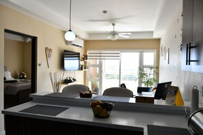 1 slaapkamer, een kluis op de kamer, een bureau