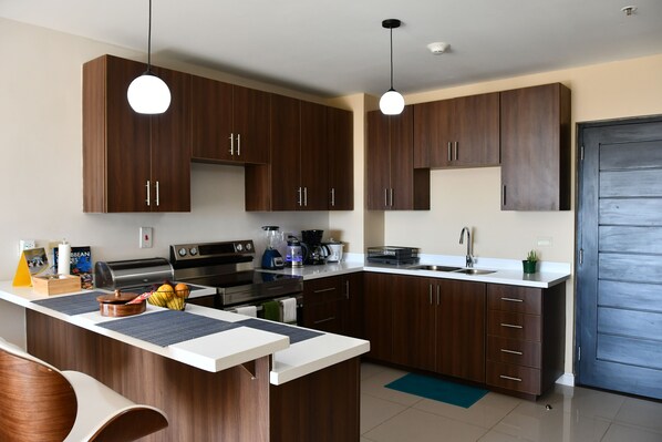 Een koelkast, een microgolfoven, een oven, een kookplaat