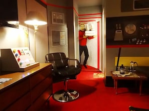 Escritorio, tabla de planchar con plancha y wifi gratis